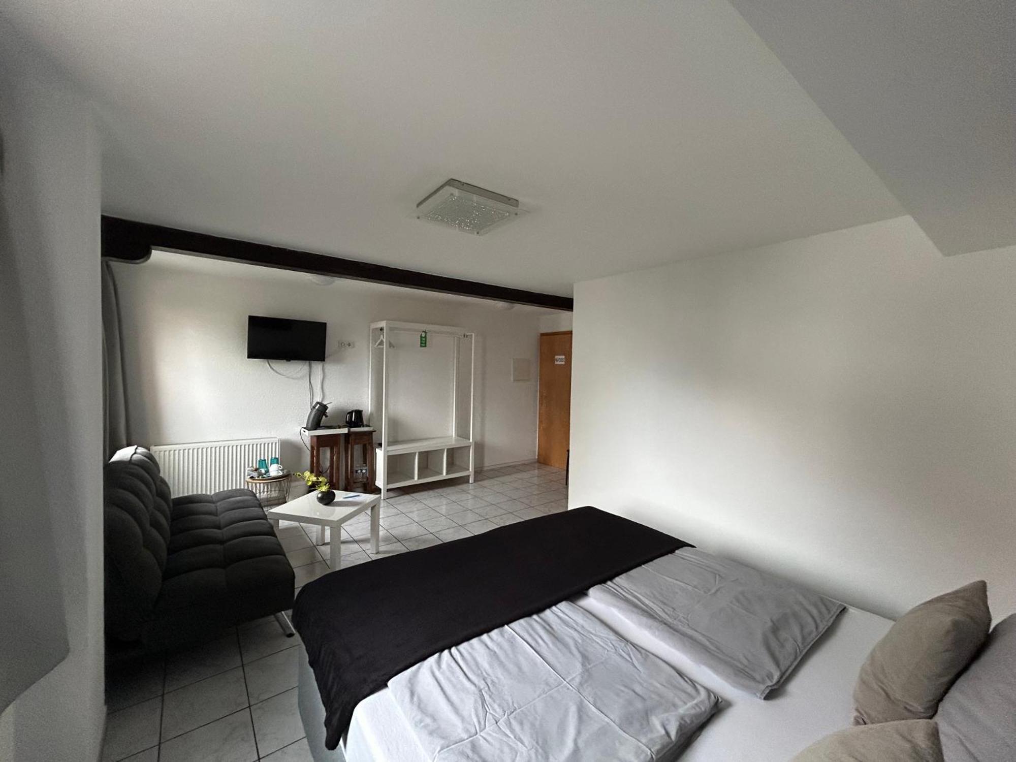 Mikroapartments Klarenthal Saarbrücken Buitenkant foto